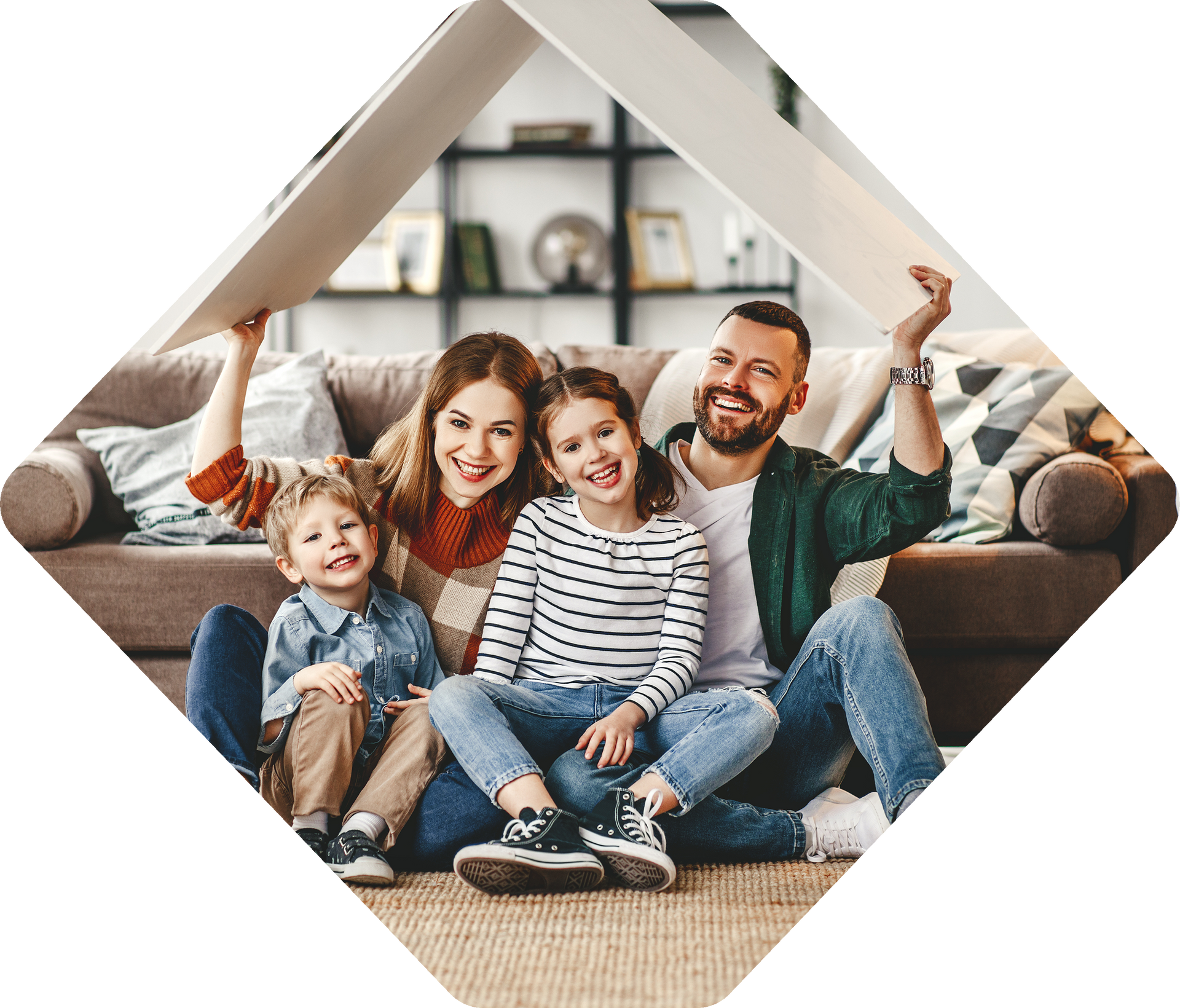 Une famille de quatre personnes souriantes, tenant un toit au-dessus de leurs têtes dans un salon.