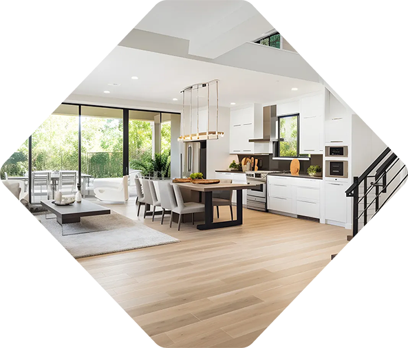 Cuisine et salle à manger modernes avec lumière naturelle et parquet.