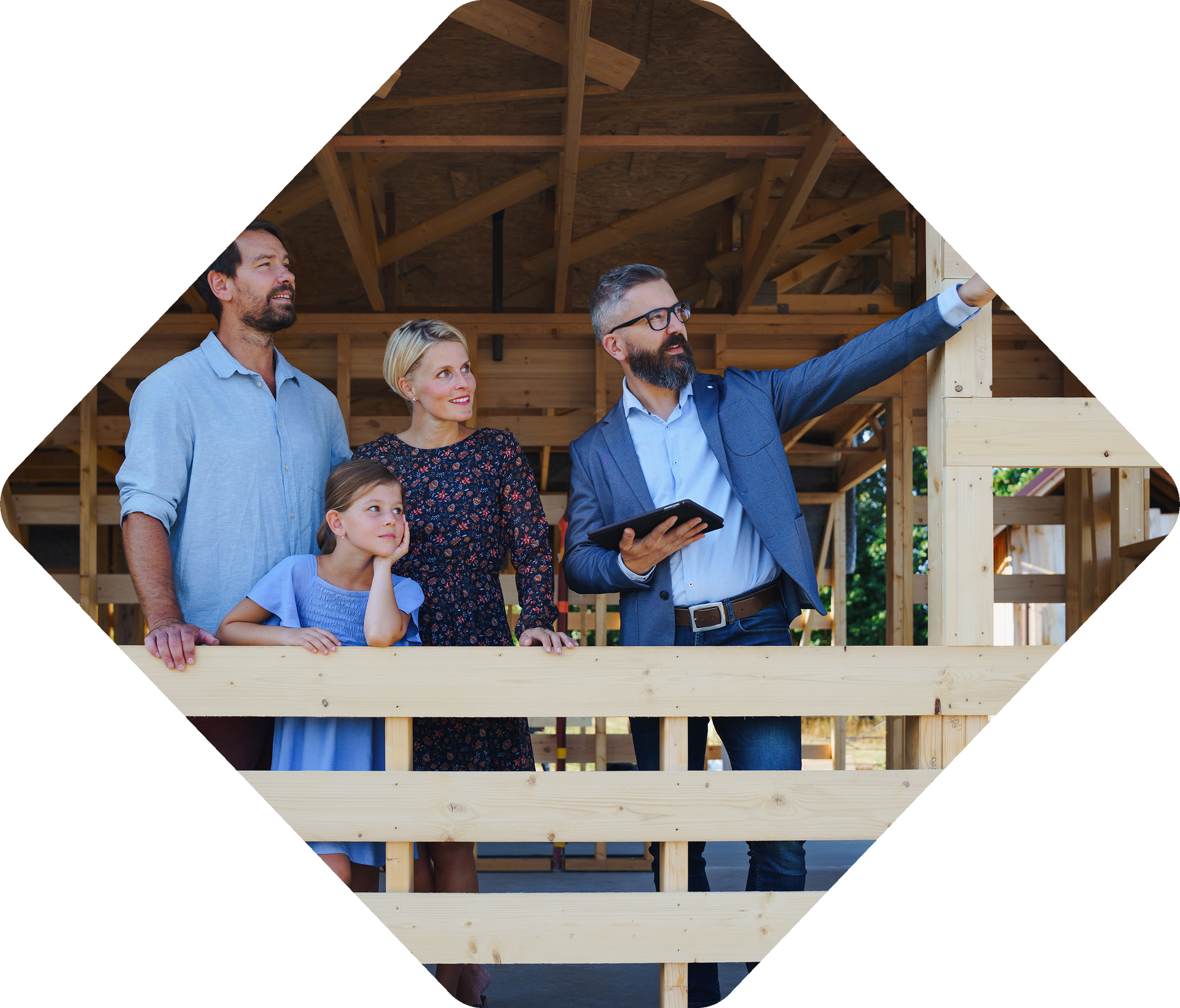 Famille et agent immobilier sur un chantier de construction ; l'agent immobilier montre la structure en bois.