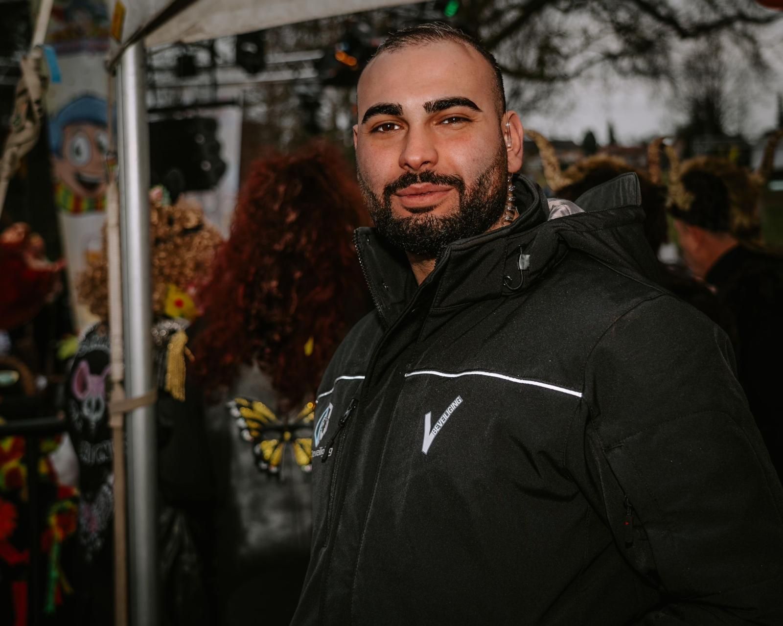 Een beveiliger houdt een portofoon vast in een kantoor.