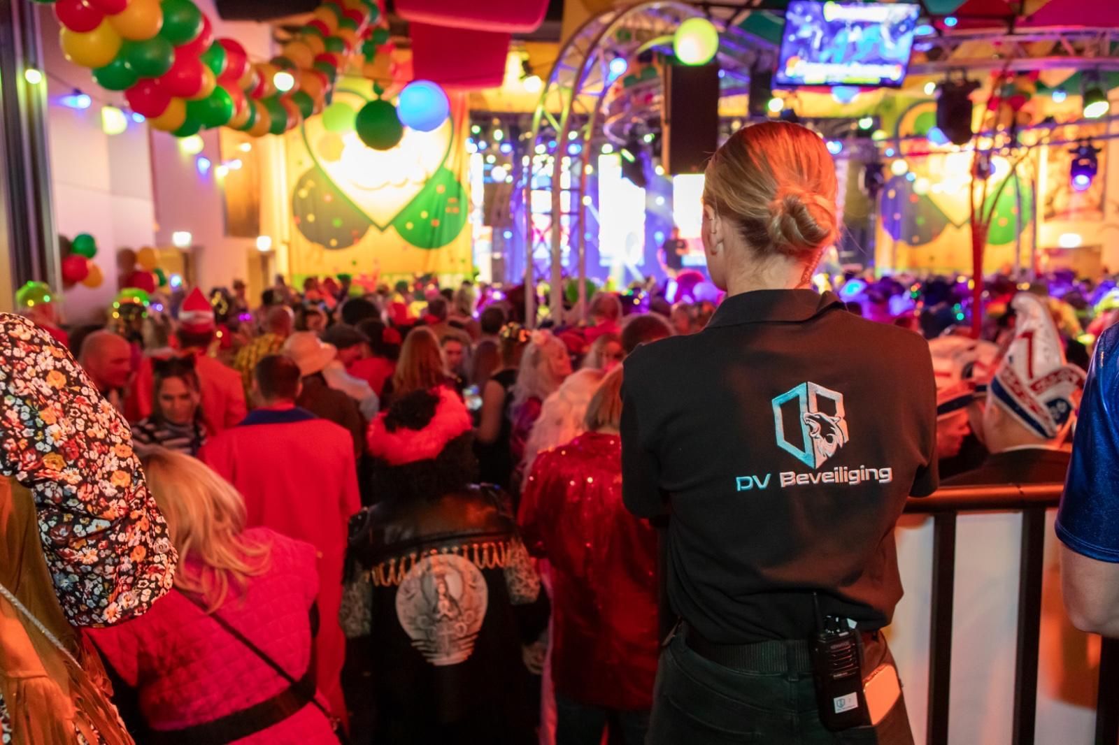 Een beveiliger houdt een portofoon vast in een kantoor.