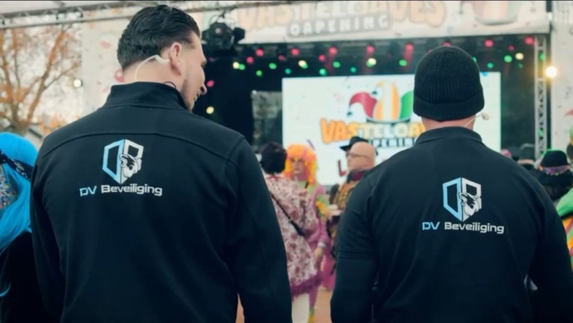 Een beveiliger houdt een portofoon vast in een kantoor.