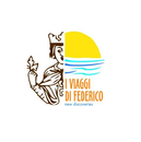 Logo di una persona che tiene una foglia accanto a un sole e all'oceano, con la scritta