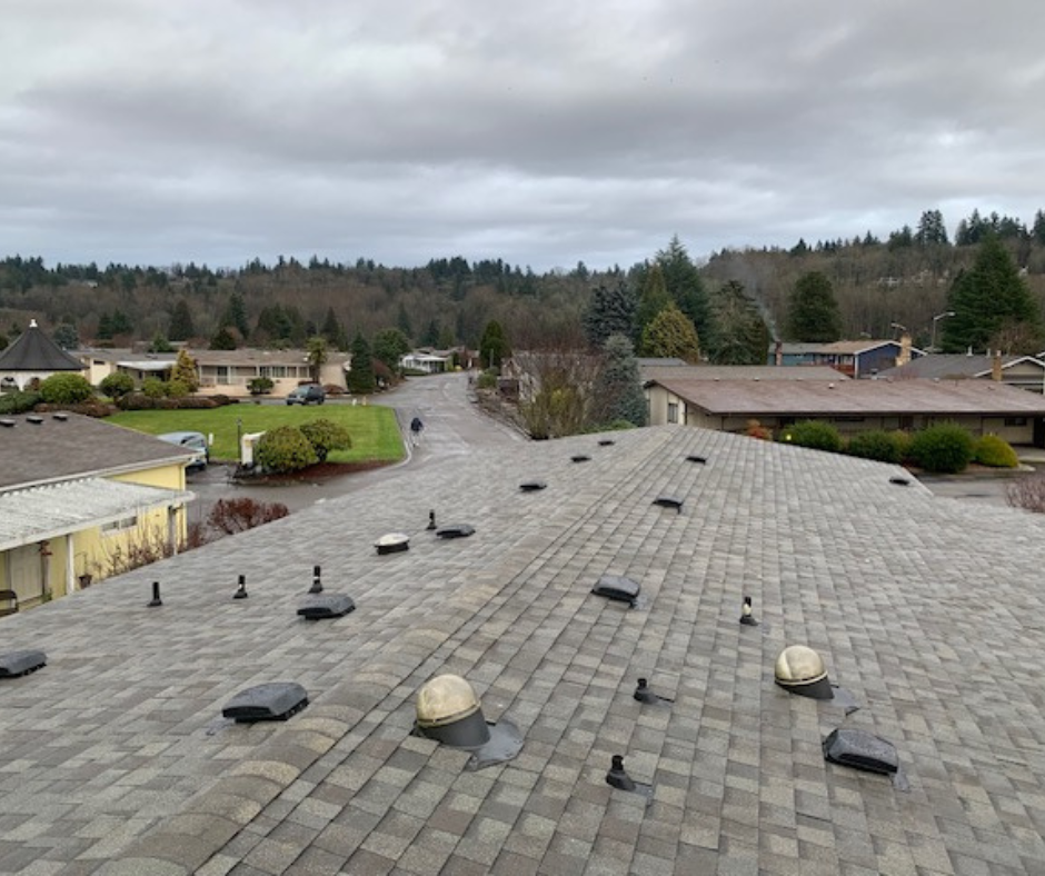 The roof of a house with asphalyt shingles