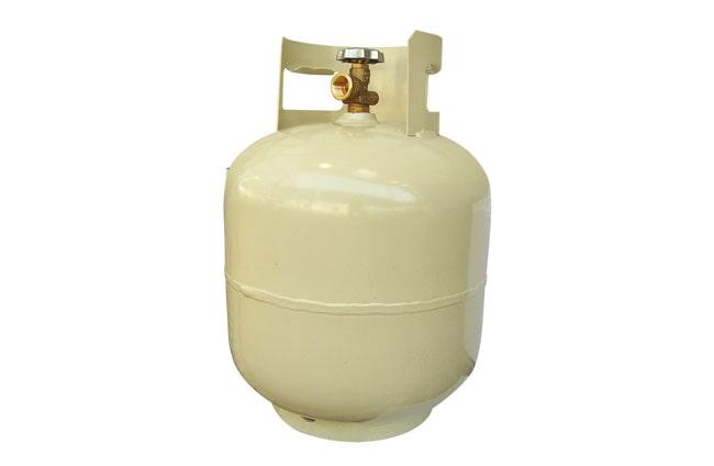 Un cilindro de gas blanco con una válvula de latón sobre un fondo blanco.