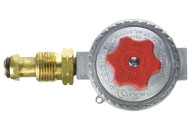 Un primer plano de una válvula de gas con una perilla roja sobre un fondo blanco.