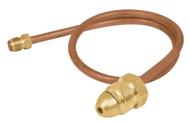 Una manguera de cobre con un racor de latón sobre un fondo blanco.