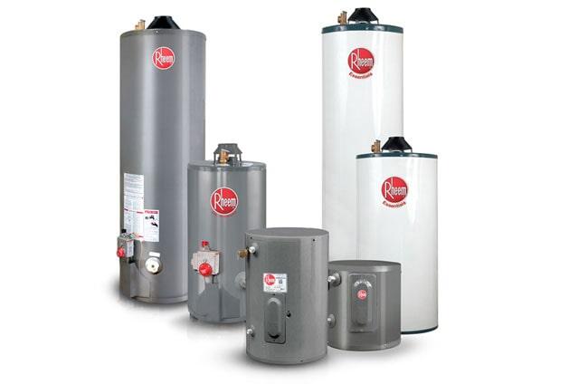 Un grupo de calentadores de agua de diferentes tamaños están uno al lado del otro sobre un fondo blanco.