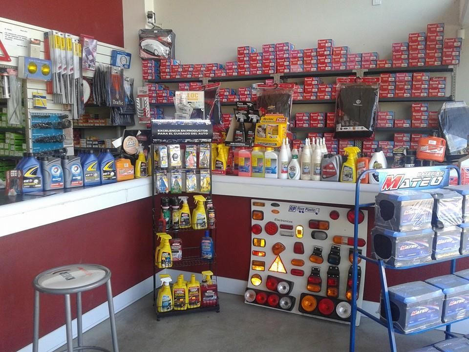 Cojinetes metálicos y una correa dentada negra dispuestos sobre un banco de trabajo.