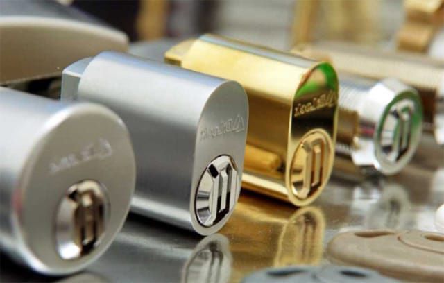 Un manojo de llaves y cerraduras están sobre una mesa.