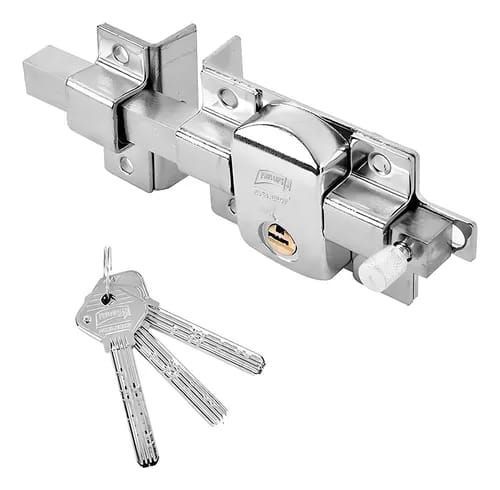 Un pestillo de acero inoxidable con tres llaves unidas a él sobre un fondo blanco.