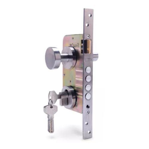 Una cerradura de puerta de acero inoxidable con dos llaves sobre un fondo blanco.