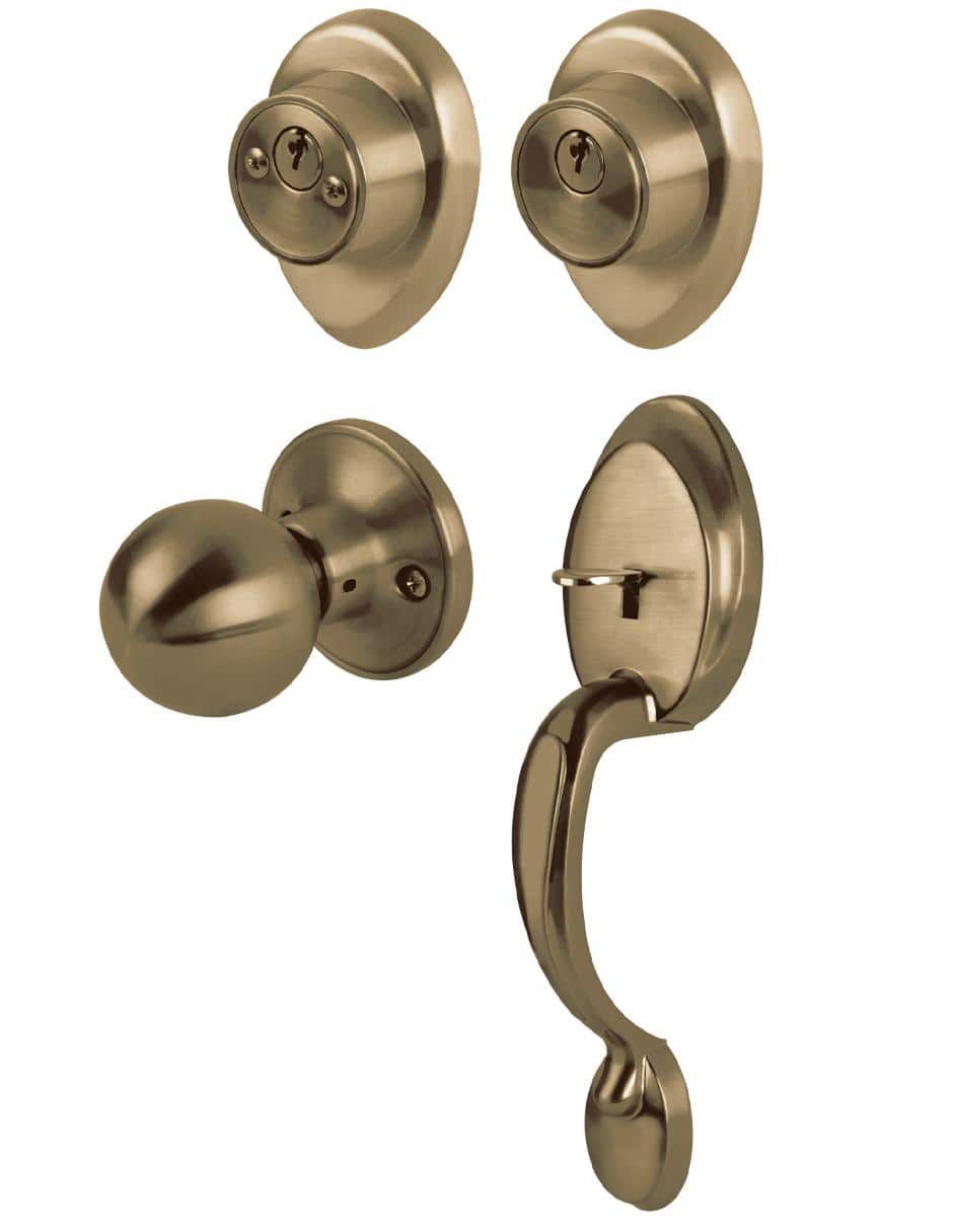 Un conjunto de pomos y cerraduras de puerta sobre un fondo blanco.