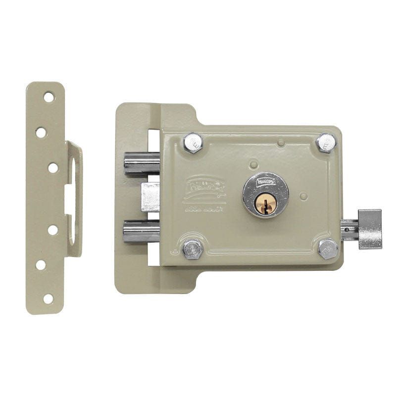 Un primer plano de una cerradura de puerta sobre un fondo blanco.