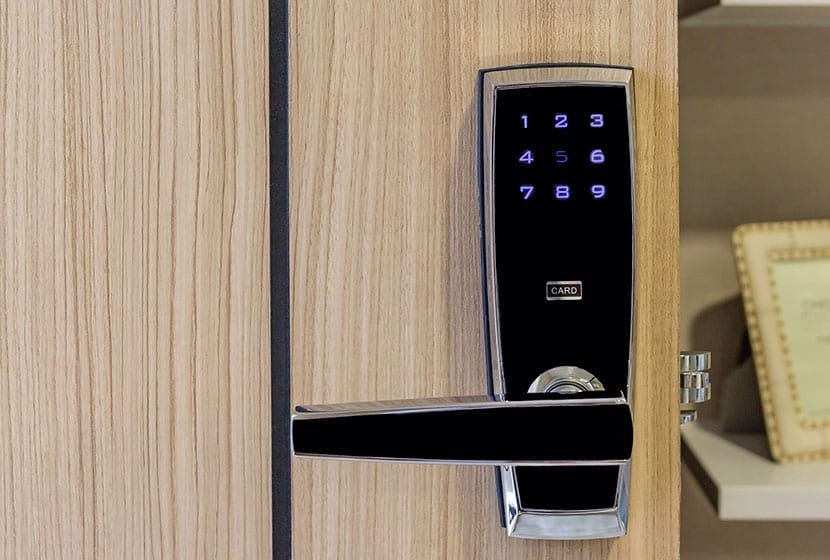 Un primer plano de una cerradura digital en una puerta de madera.