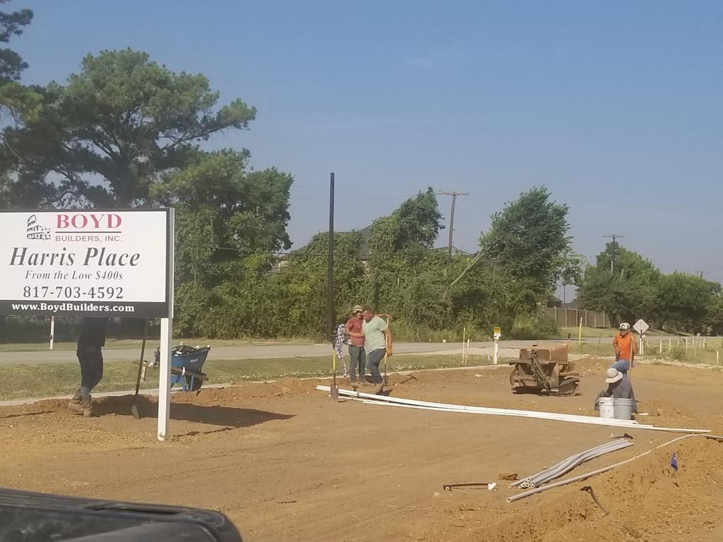 A sign that says bond harris place on it