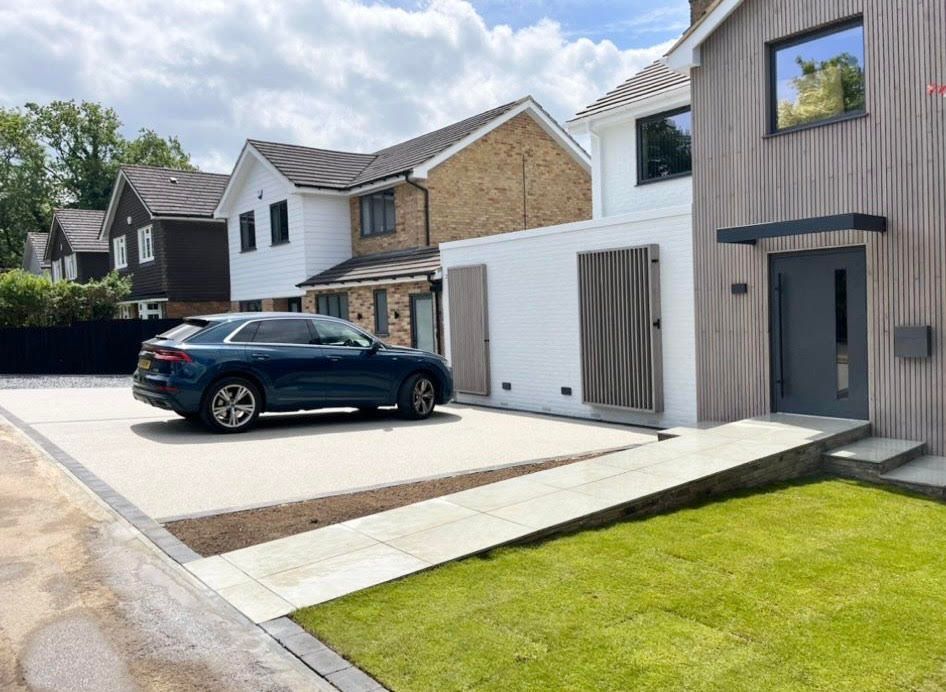 Beautiful new resin driveway installed in St Albans including shingle driveway area in St Albans and turfed garden