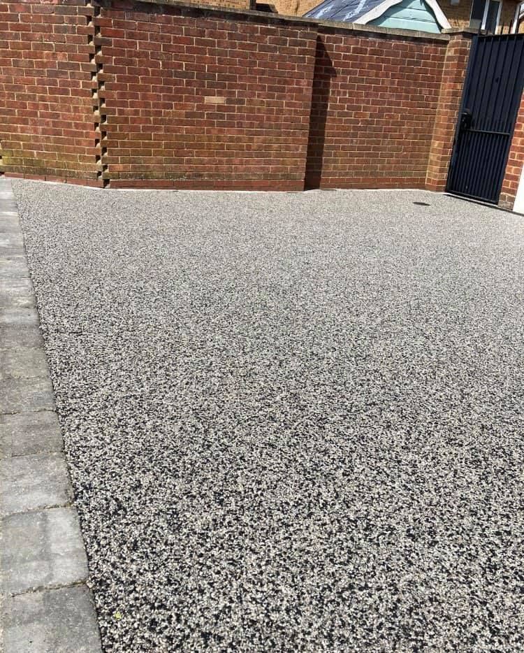 amazing top quality Resin driveway with block paving recently installed in luton 
