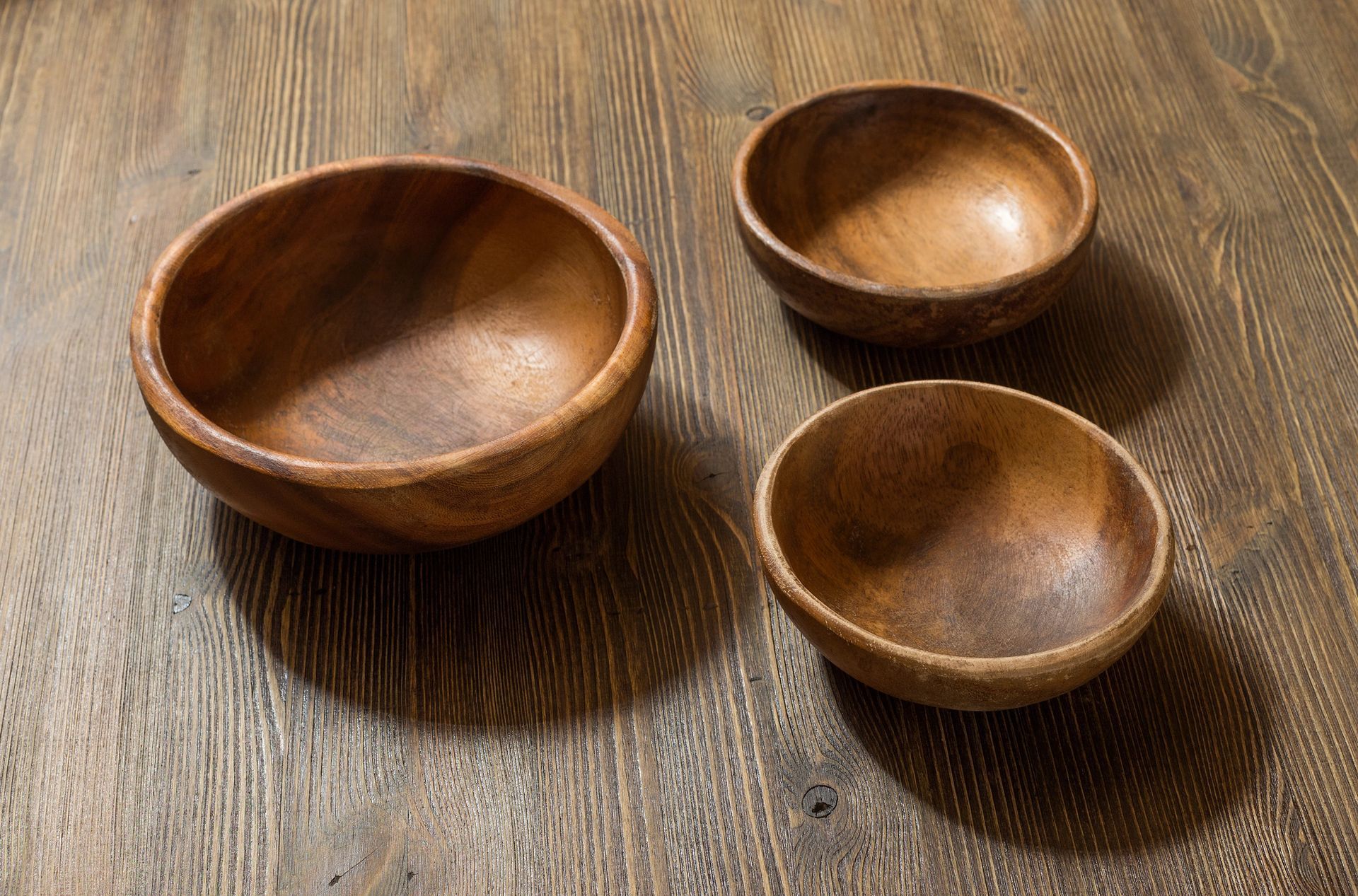 Siete cuencos de madera de diferentes tamaños, con sus dimensiones y capacidades indicadas.