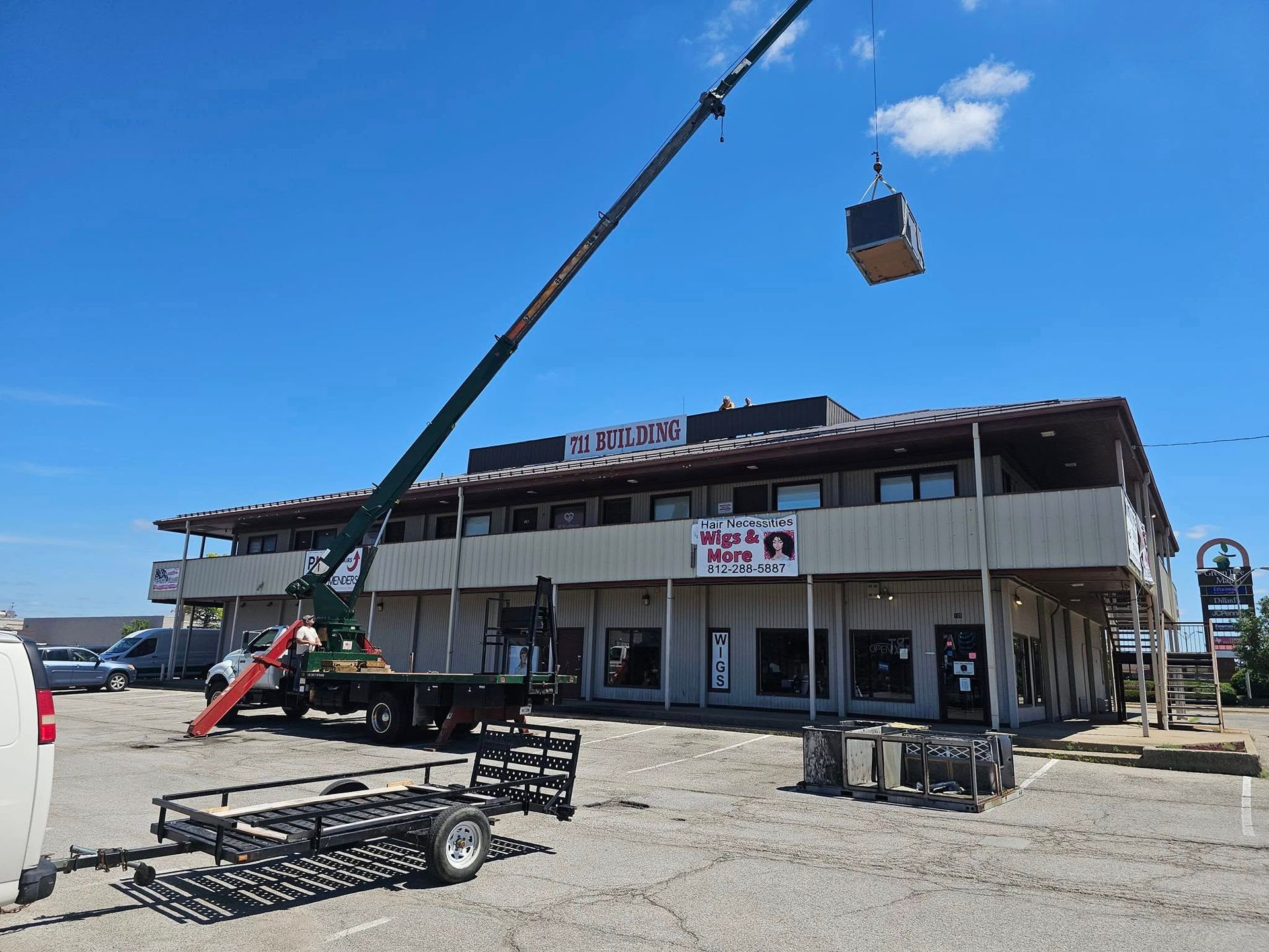 A large building with a sign that says motel on it