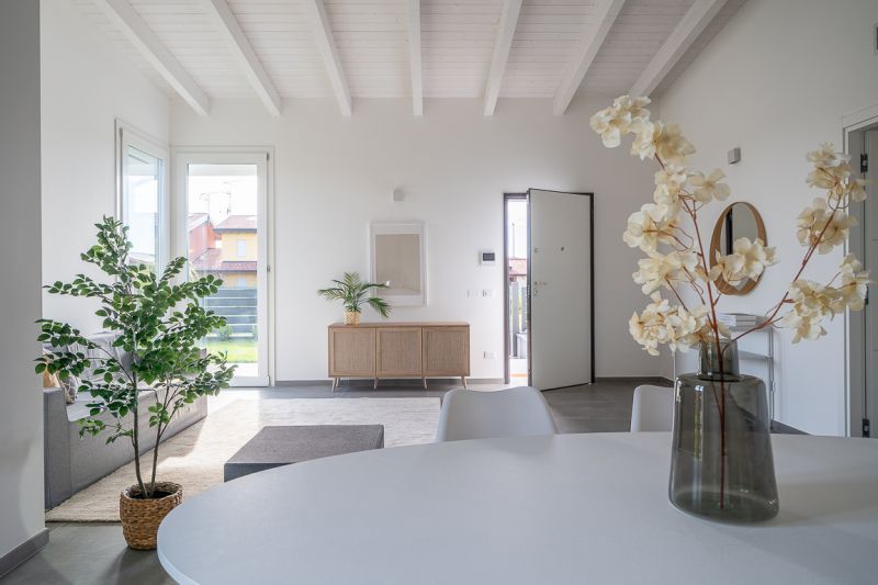 C'è un vaso di fiori sul tavolo nel soggiorno.