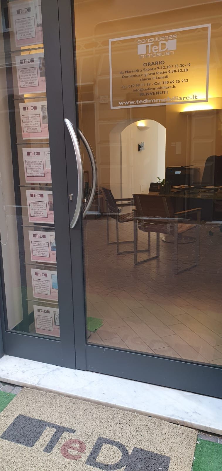 Una porta con uno zerbino davanti.