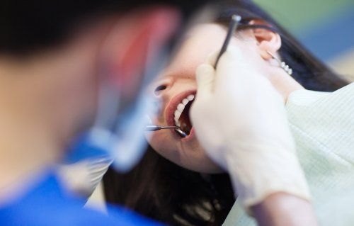 dentista visita denti della paziente