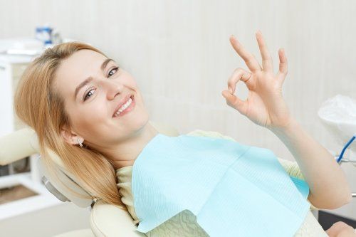 paziente ride sulla poltrona del dentista