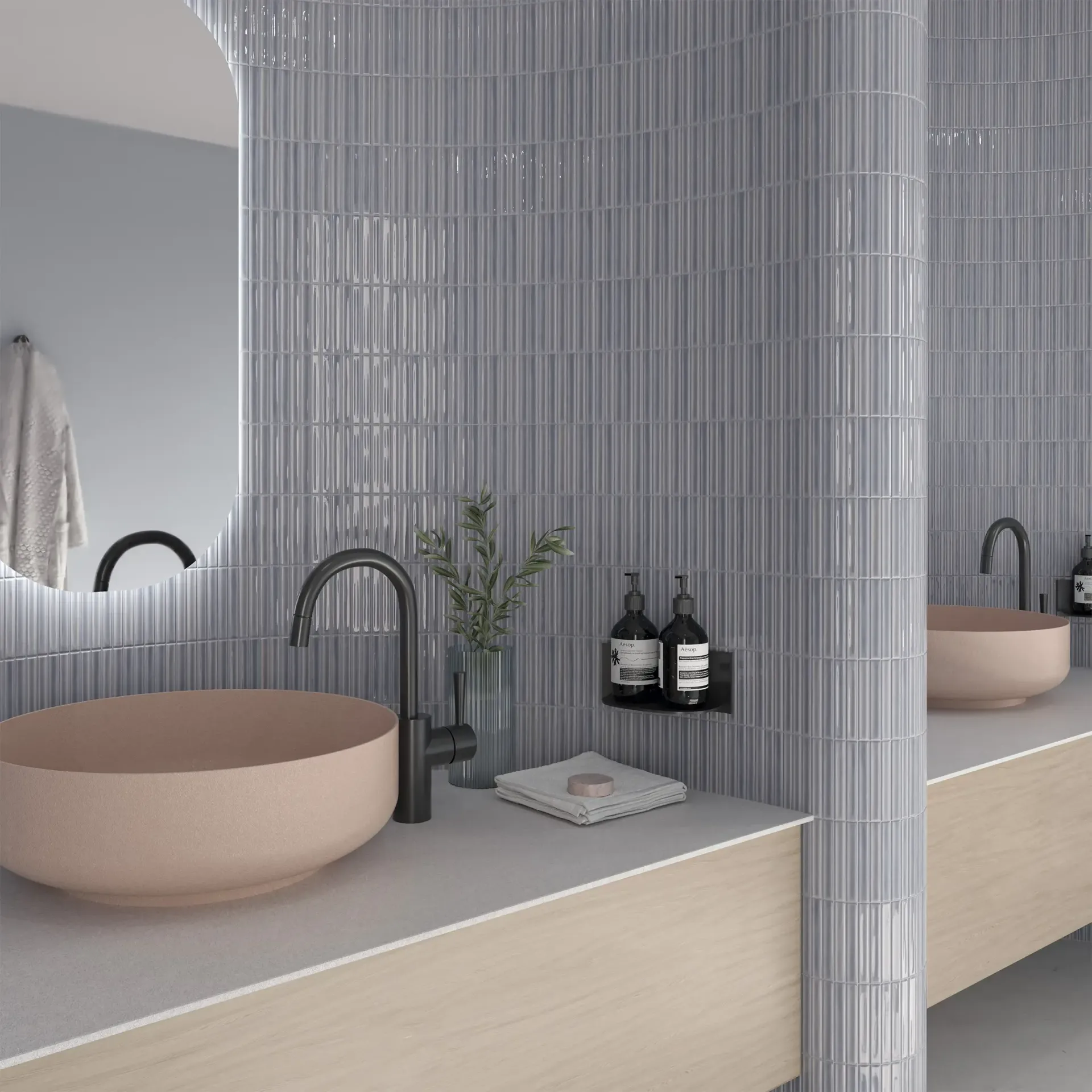 Un bagno con due lavandini e uno specchio.