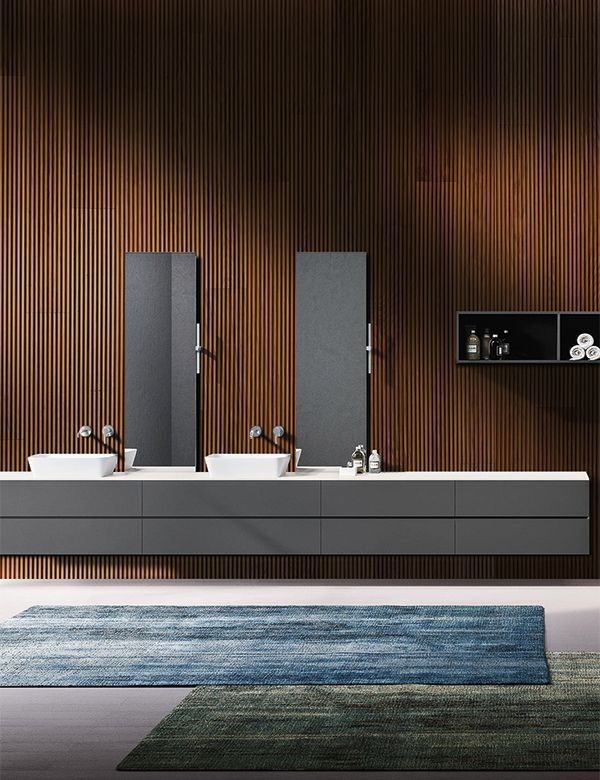 Un bagno con due lavandini e una parete in legno