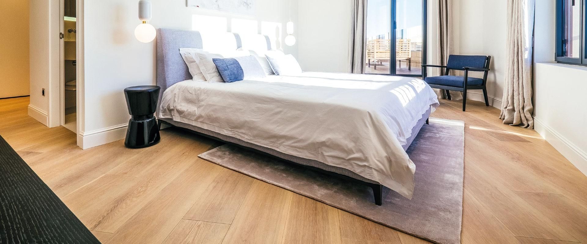 C'è un grande letto in mezzo alla stanza.