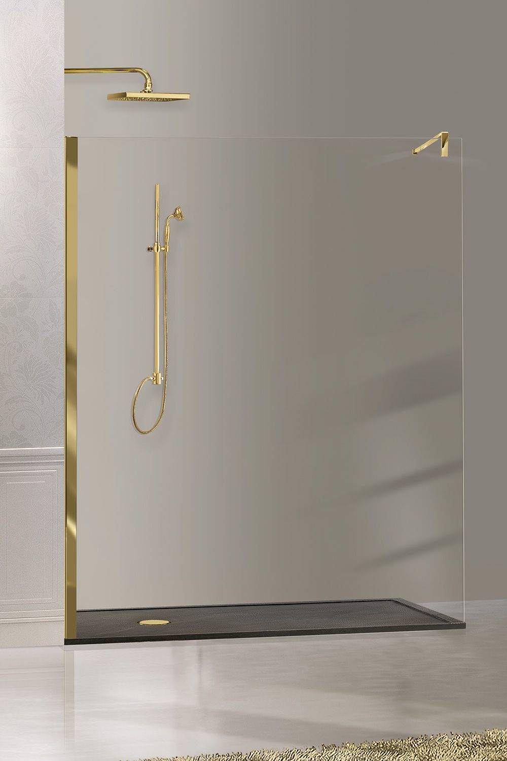 Un bagno con cabina doccia con cornice dorata.