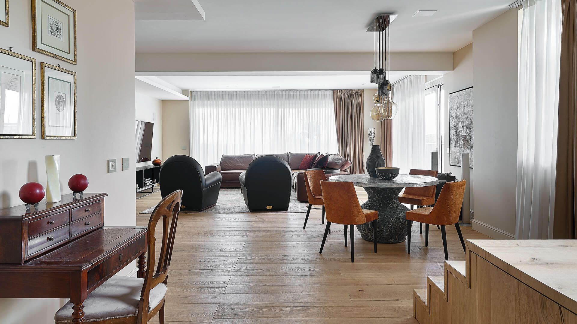 Un soggiorno con tavolo, sedie e un pianoforte.