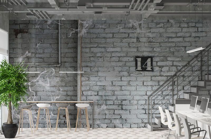 Un ufficio moderno con un muro di mattoni e scale.