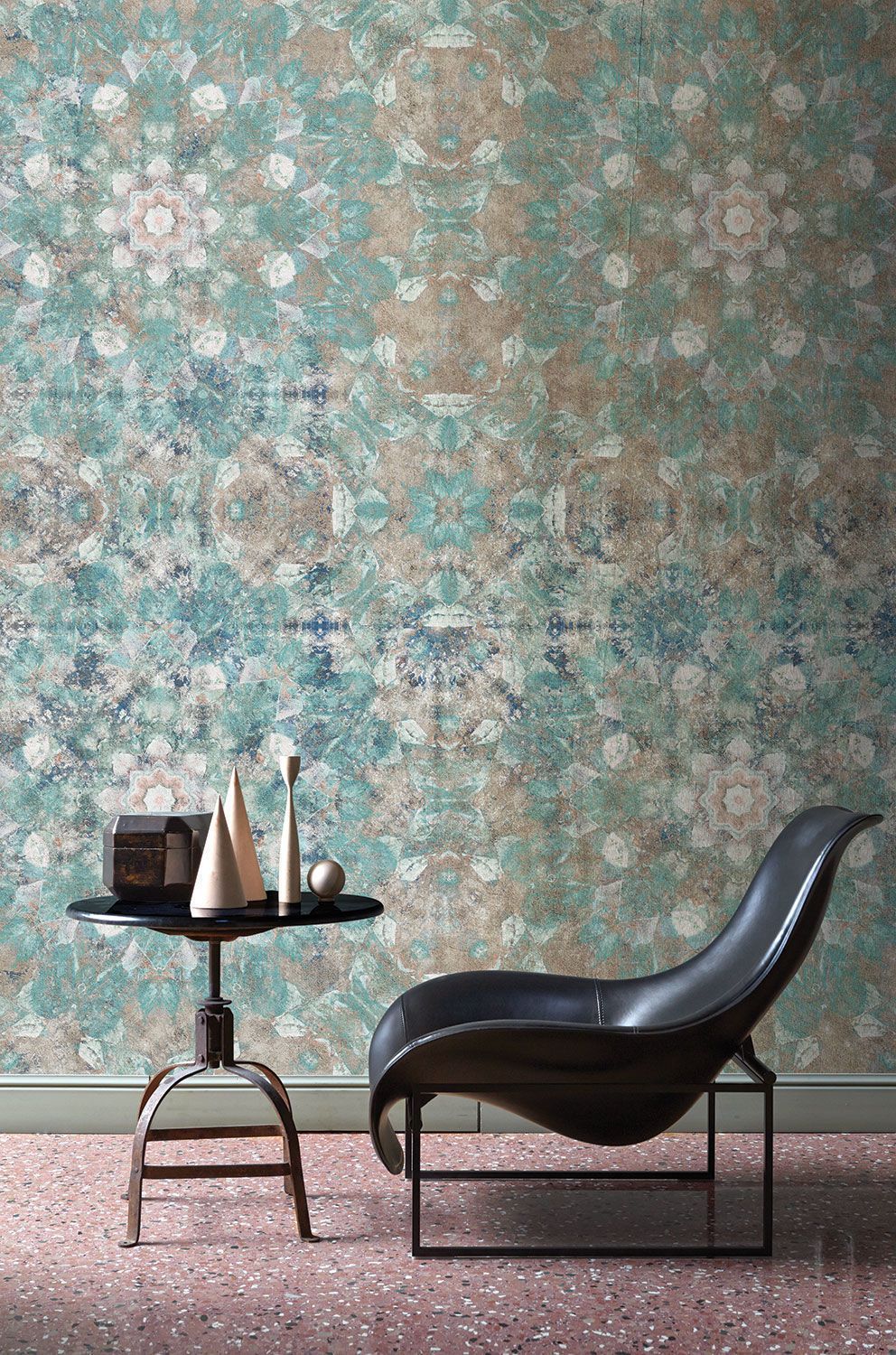 C'è una sedia e un tavolo nella stanza.