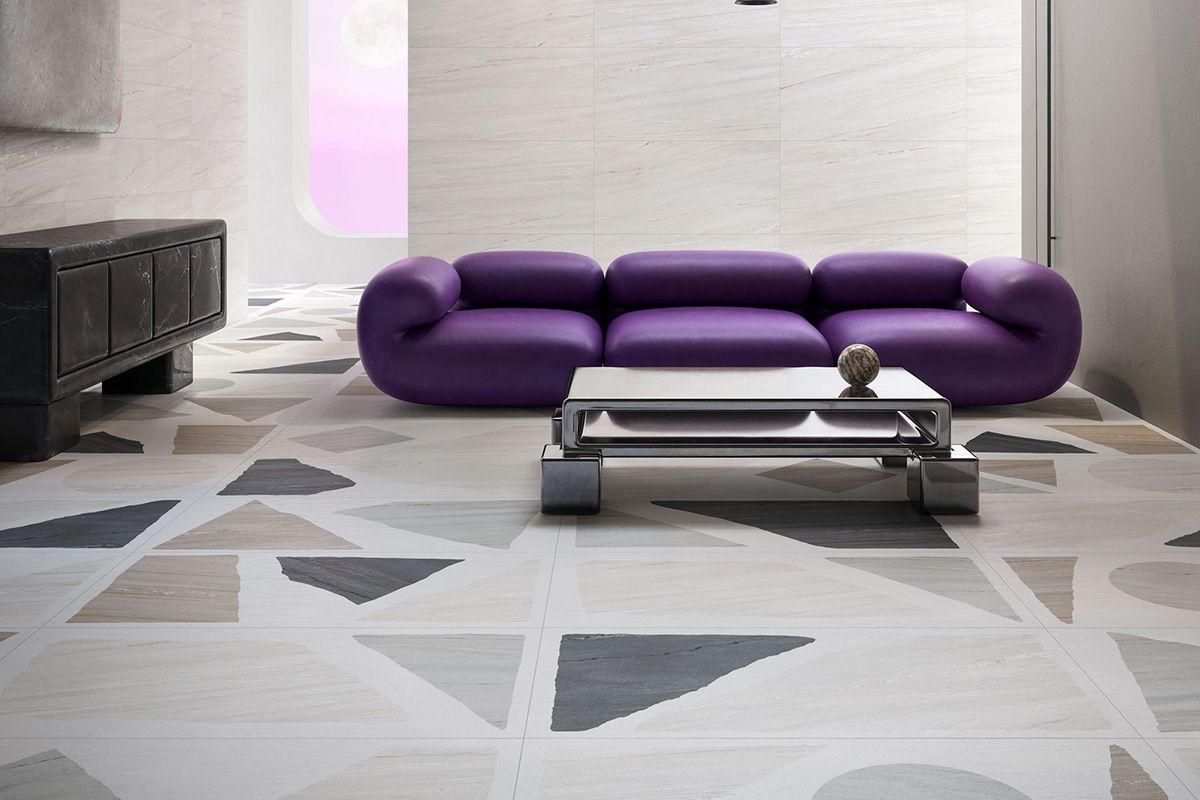 Un soggiorno con un divano viola e un tavolino da caffè