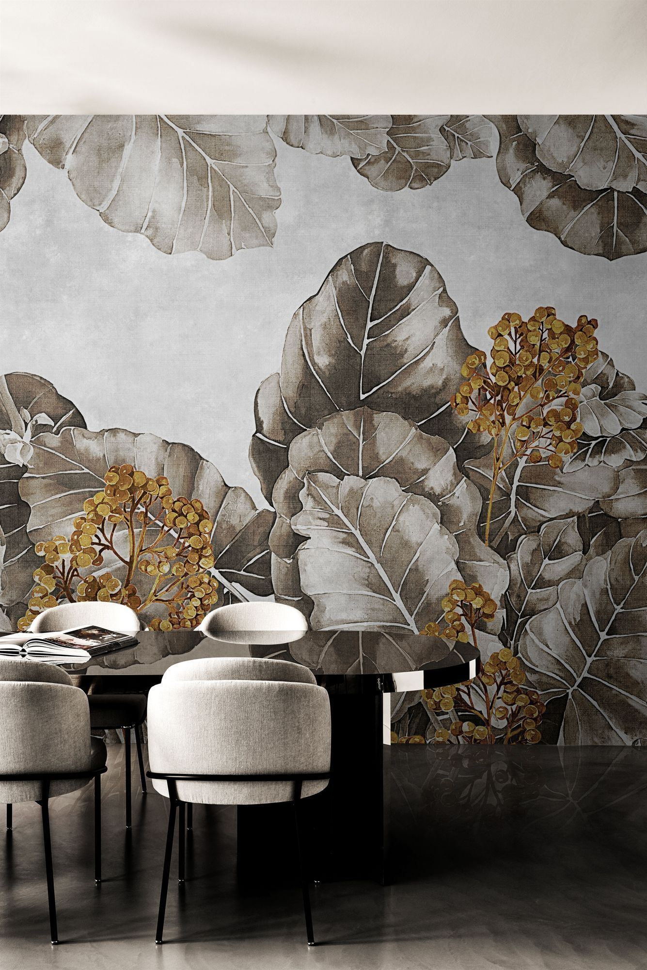 Una sala da pranzo con tavolo e sedie e un grande murale raffigurante foglie e fiori.