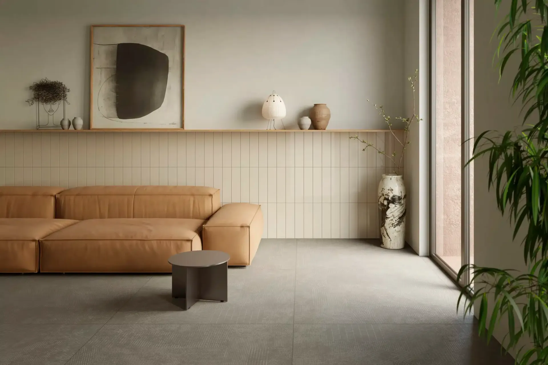 Un soggiorno con un divano e un tavolo.