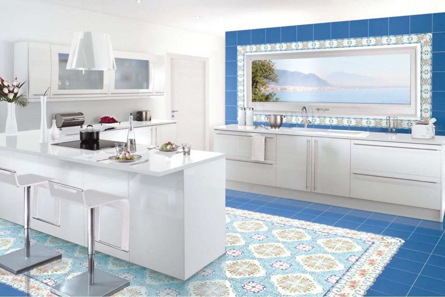 Una cucina con mobili bianchi e piastrelle blu