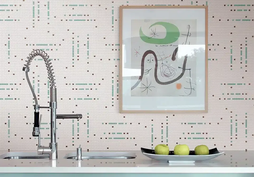 Una cucina con un lavandino e un quadro sulla parete sopra