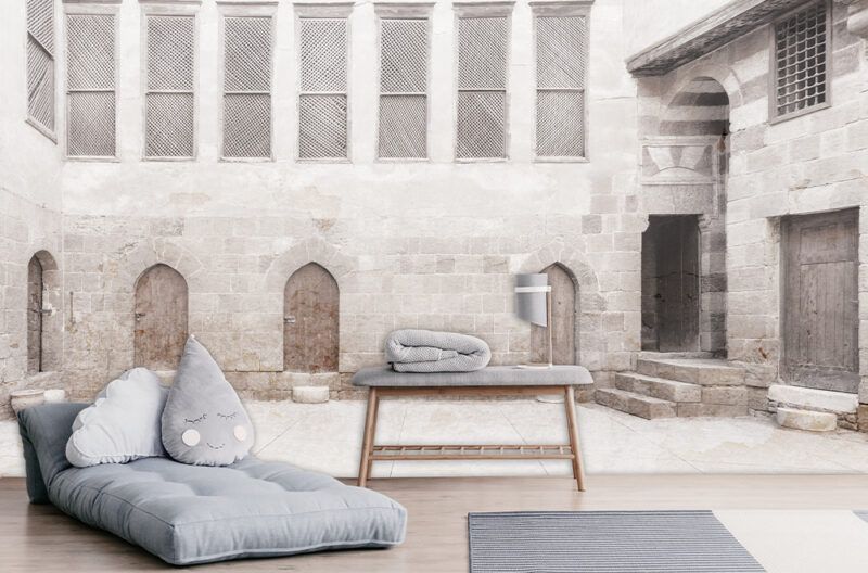 Un soggiorno con un divano e un tavolo di fronte a un muro di mattoni.