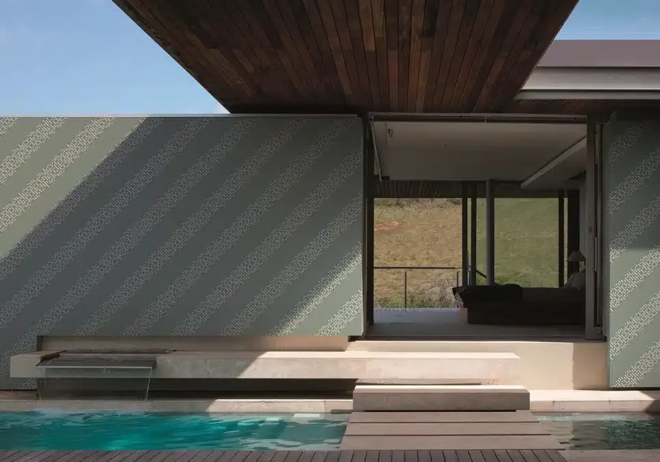 Una casa moderna con piscina di fronte.