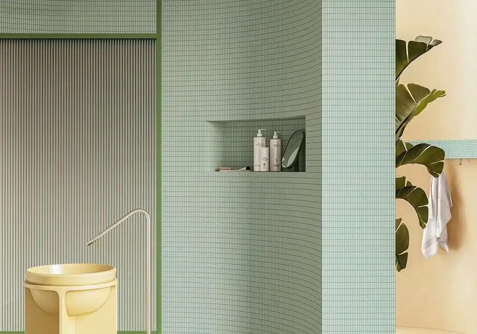 Un bagno con piastrelle verdi, un lavandino e una doccia.