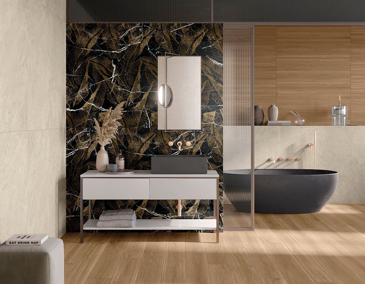 Un bagno con lavandino, vasca e specchio.