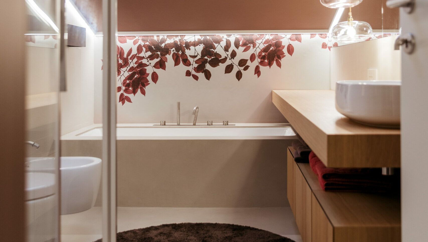 Un bagno con vasca, lavandino, wc e doccia.