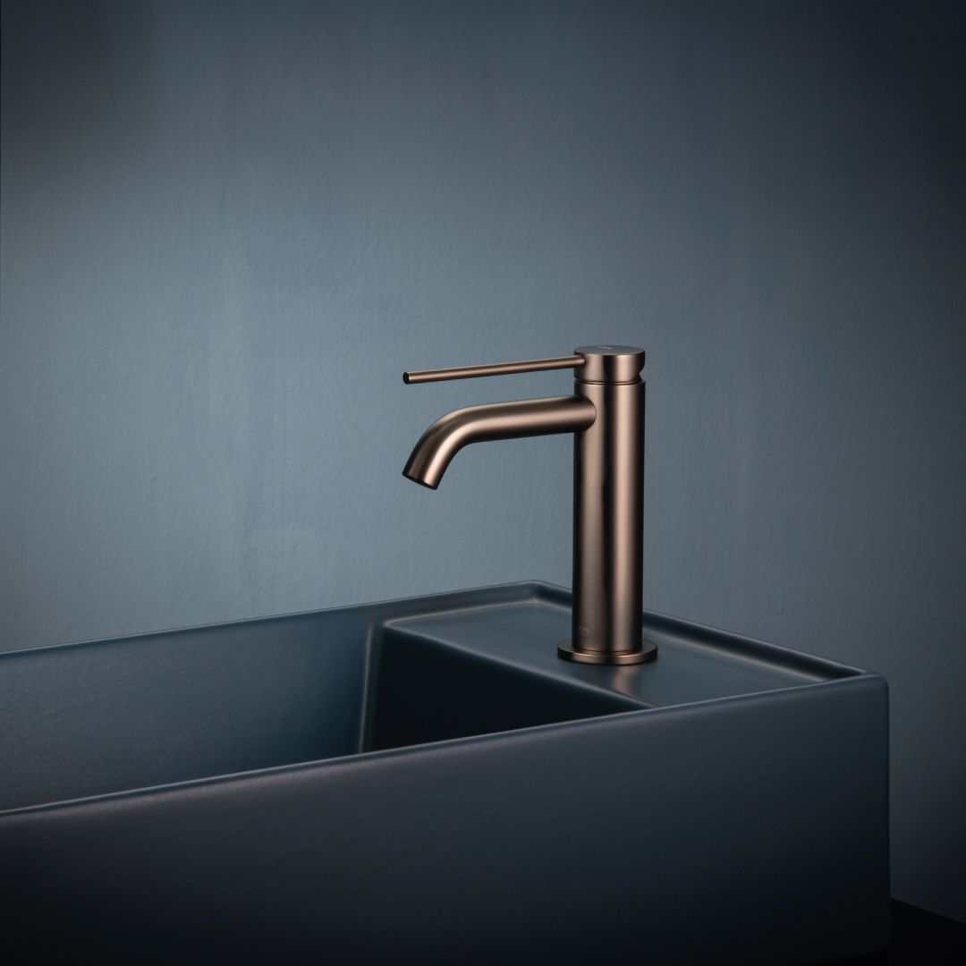 Un rubinetto di rame è posizionato sopra un lavandino.