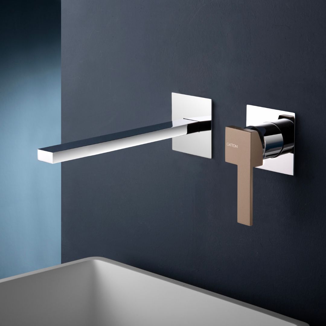 Un lavandino del bagno con un rubinetto montato a parete