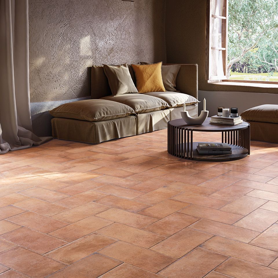 Un soggiorno con un divano e un tavolino da caffè