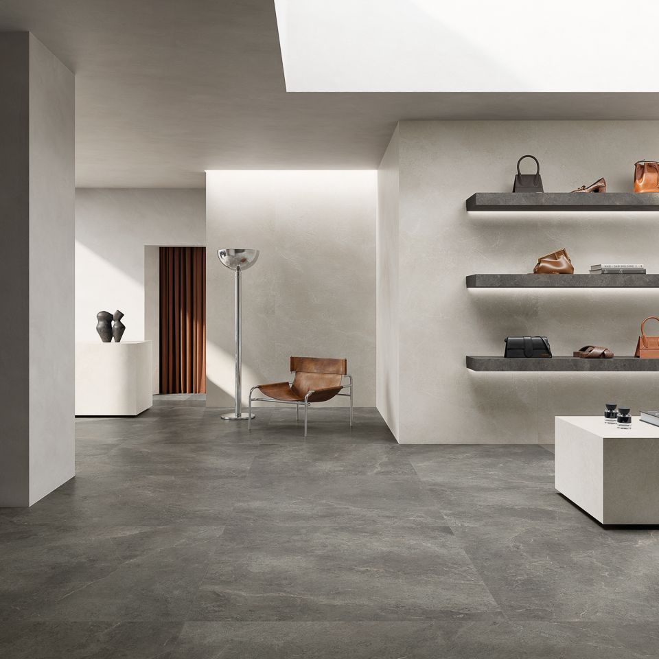 Un soggiorno con una sedia e scaffali pieni di borse e scarpe.