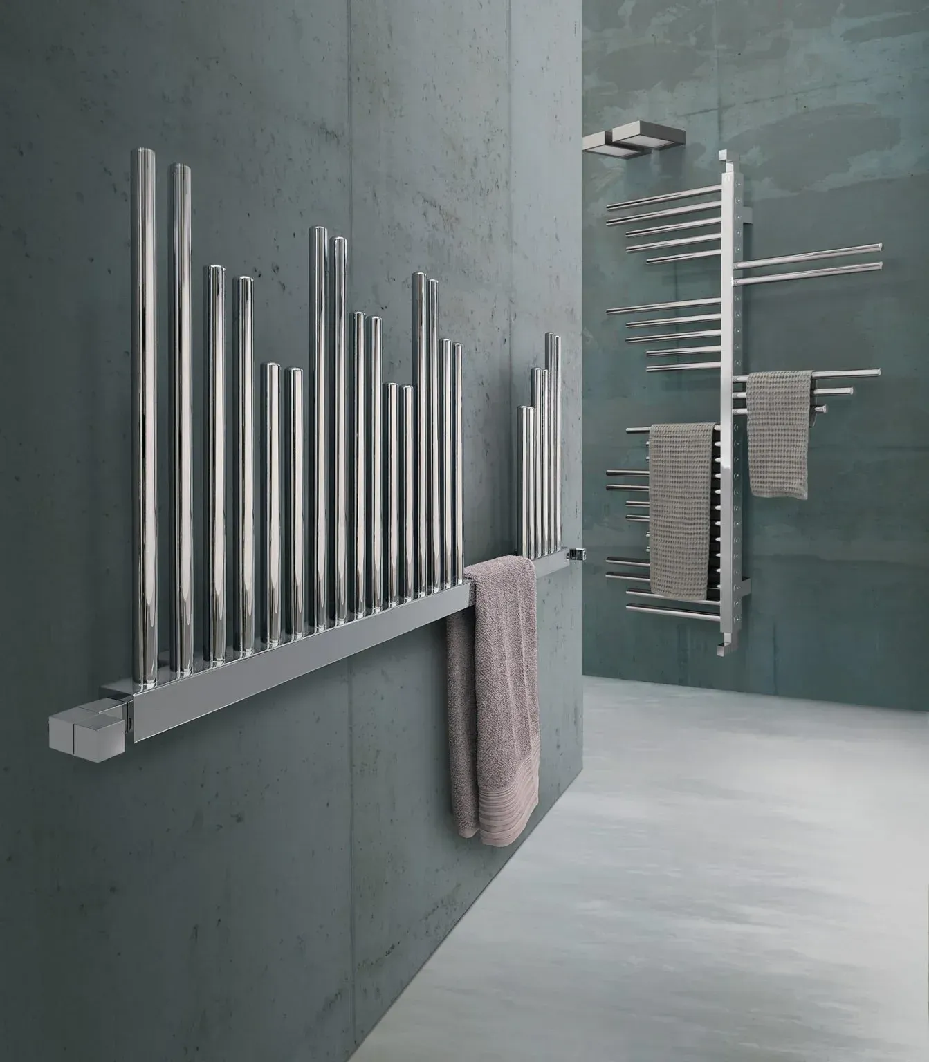 Un bagno con portasciugamani in acciaio inox sul muro